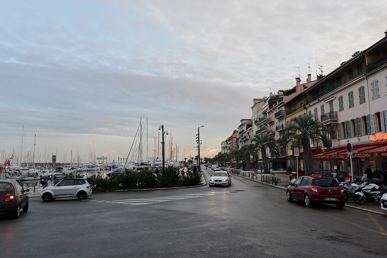 What Really Happens in a French Market Town Before Tourists Wake Up