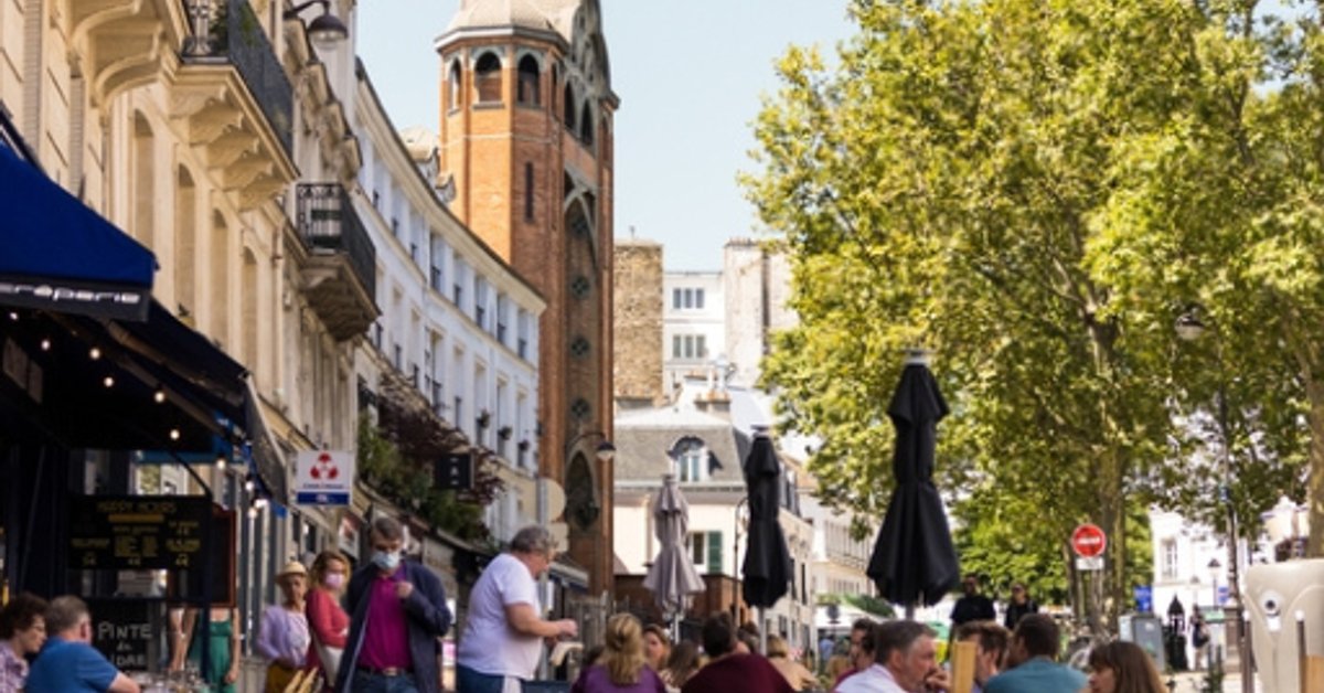 French Café Culture: Why the French Never Eat at Their Desks