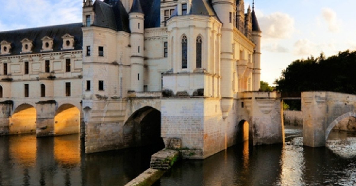 Château de Chenonceau spanning the River Cher at golden hour, Loire Valley, France