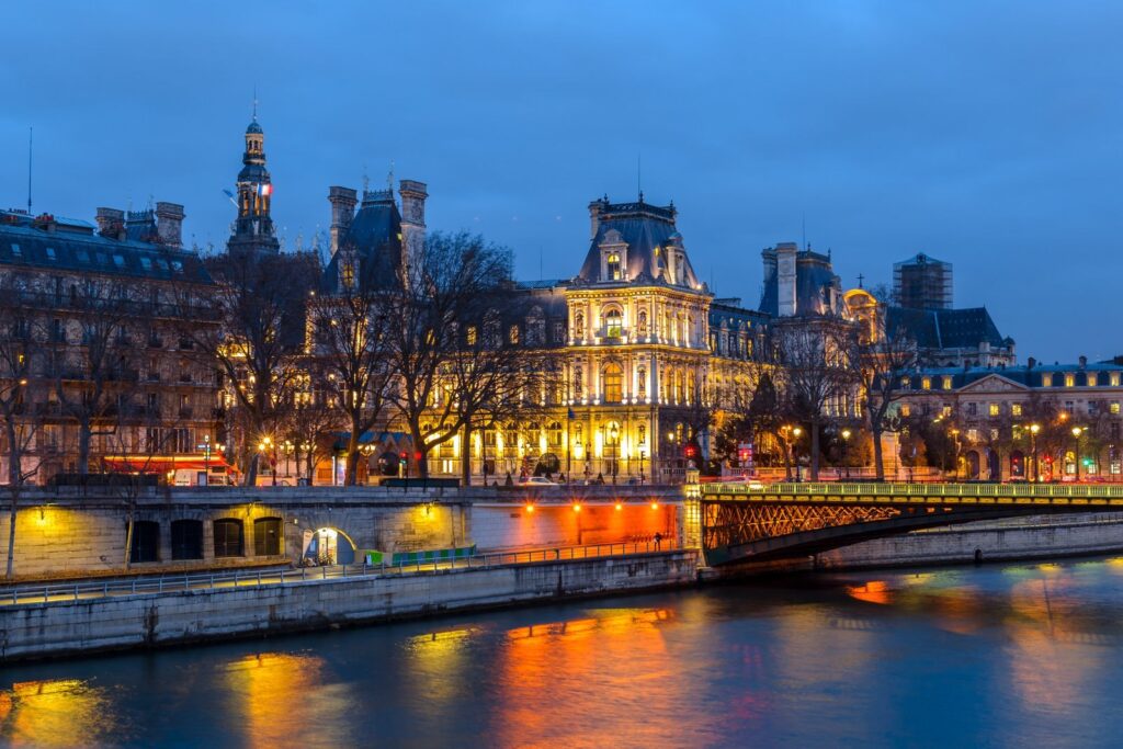 Hôtel de Ville, Paris, at night
