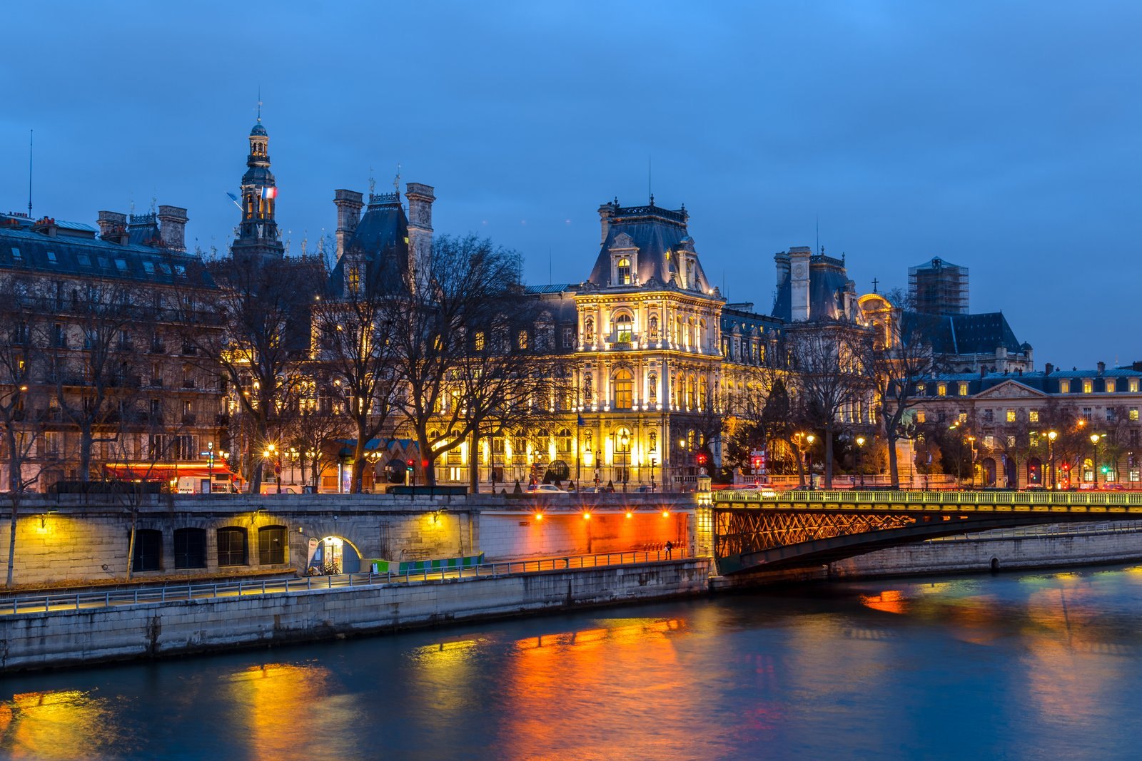 Hôtel de Ville, Paris, at night